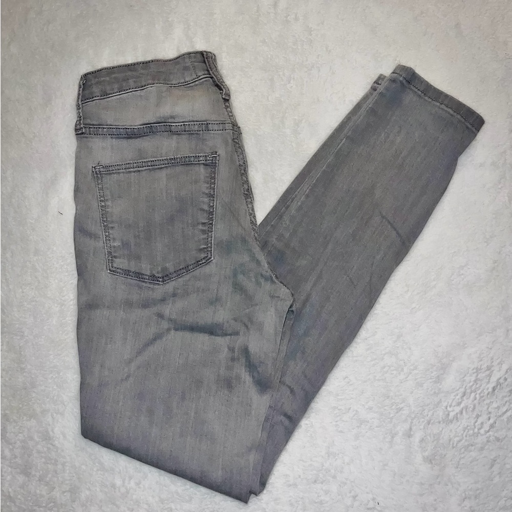 High rise skinny, light grey washed jeans.